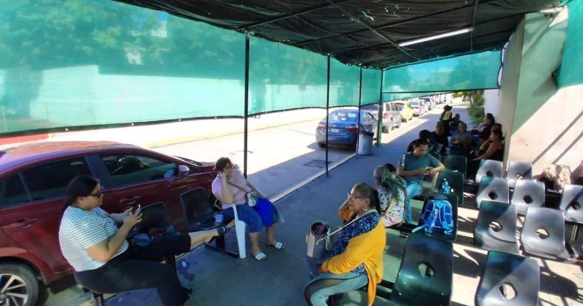 Personas esperando en área de descanso del IMSS Mazatlán
