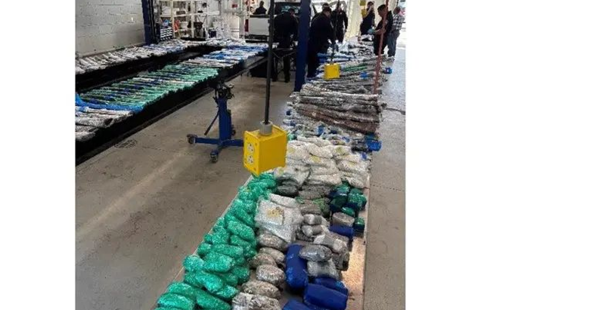 Agentes del DHS inspeccionan remolque en Laredo con armas incautadas