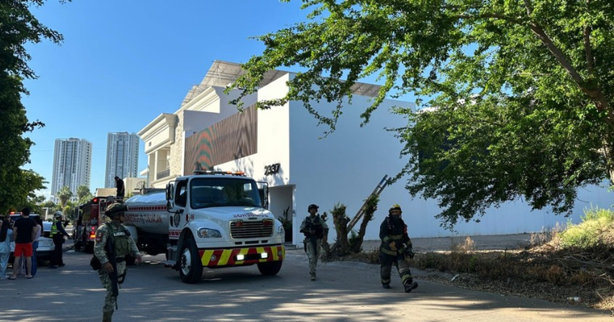 Camión de bomberos y personal de emergencia en acción durante un incendio en Tres Ríos, Culiacán.