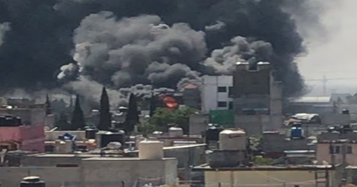 Incendio en Ecatepec con humo denso y oscuro sobre edificios urbanos