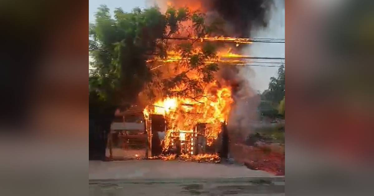 Incendio en estructura de madera en Mazatlán con llamas y humo oscuro