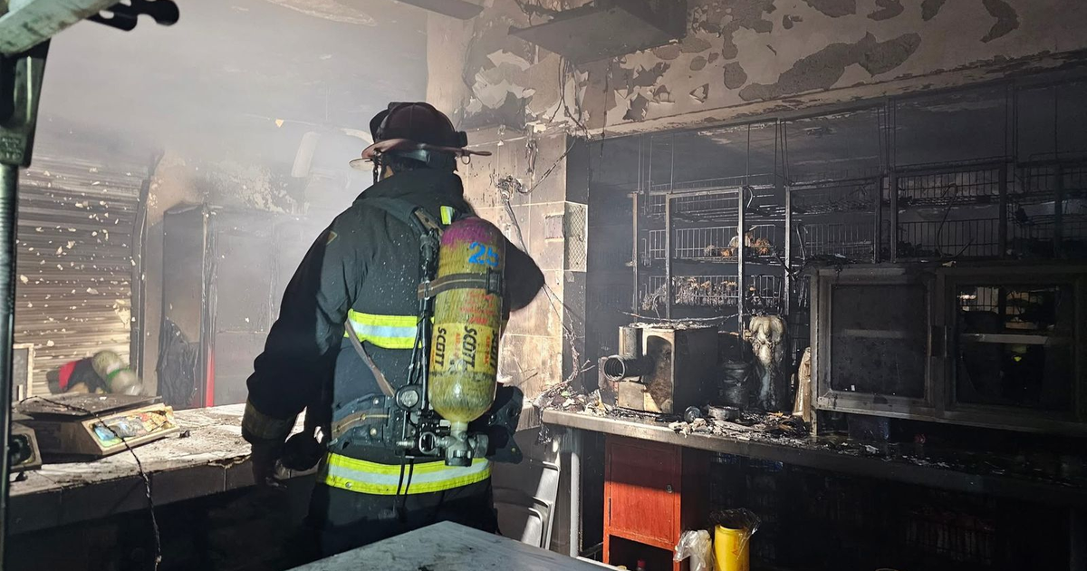 Bombero inspecciona daños tras incendio en carnicería de Mazatlán