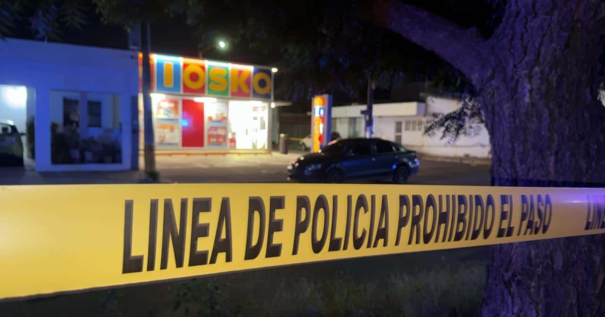 Cinta de policía en escena del crimen nocturna en Culiacán con kiosco y coche negro