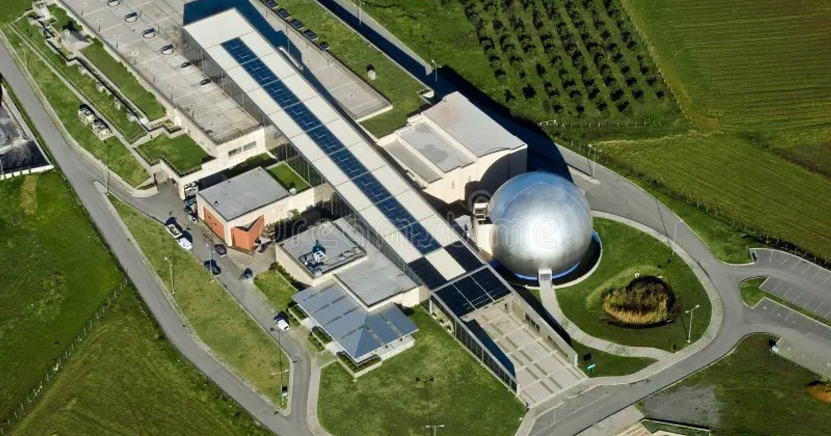Vista aérea de un edificio científico con paneles solares y domo en Salónica, Grecia.