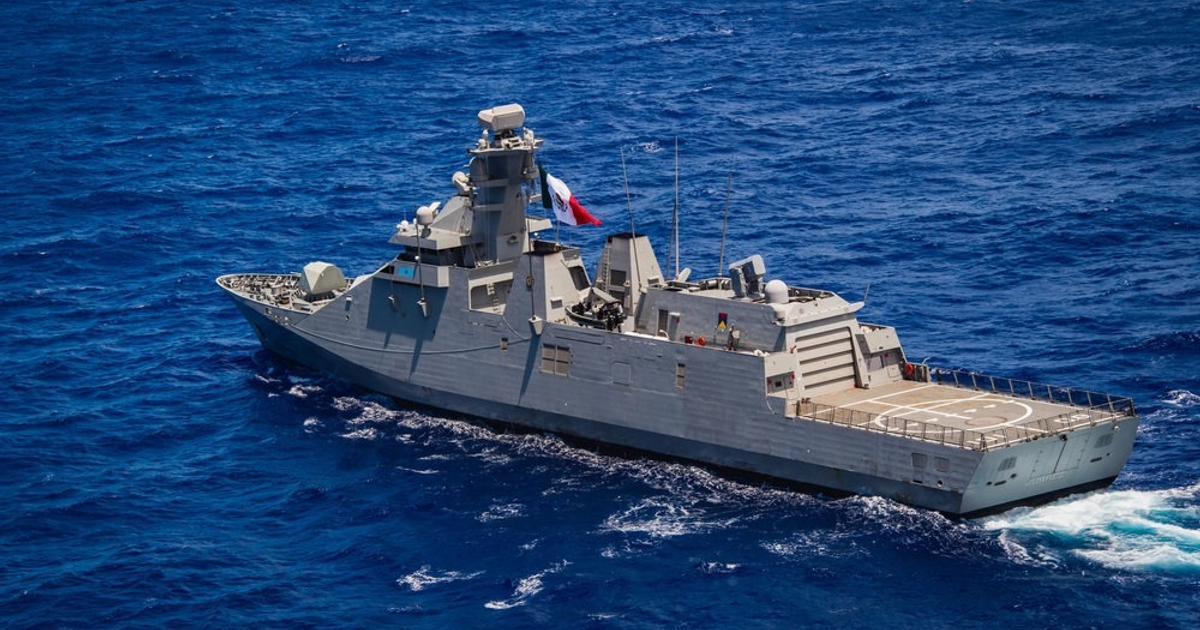Barco de guerra mexicano navegando en el Caribe con bandera ondeando
