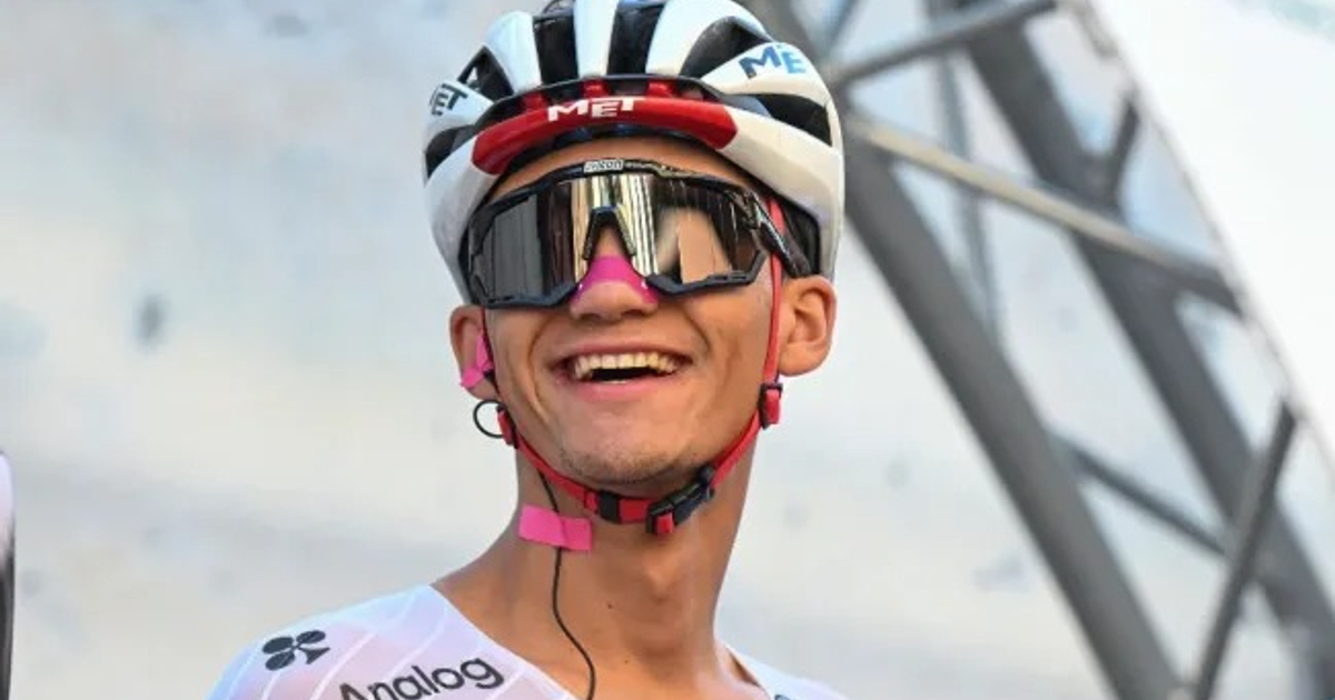 Ciclista Isaac del Toro sonriente con casco blanco y gafas de sol en La Nucía
