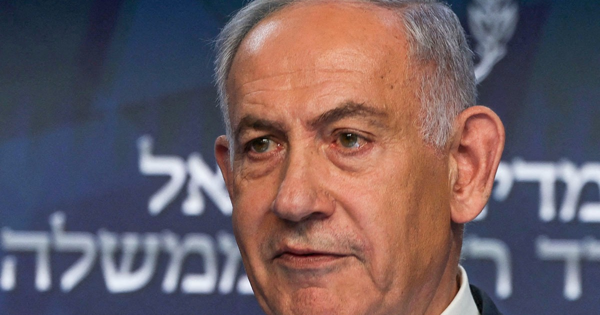 Destrucción en Gaza tras bombardeos israelíes, con edificios dañados y escombros en las calles.