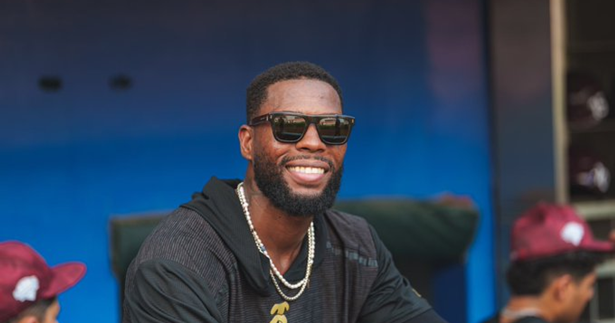 J. P. Martínez, refuerzo de Tomateros de Culiacán, sonriendo con gafas de sol en un entorno deportivo.