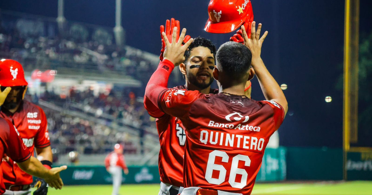 Jugadores de los Jaguares de Nayarit celebrando en el estadio durante su debut en la Liga Mexicana del Pacífico.