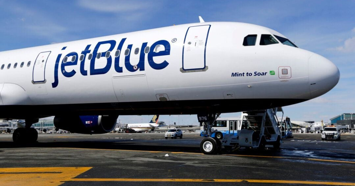 Avión de JetBlue estacionado en aeropuerto tras aterrizaje de emergencia en Tampa
