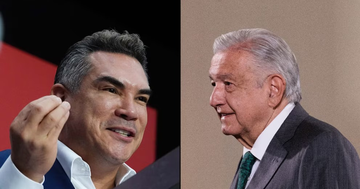 Dos personas dialogando en un contexto político, una gesticulando y otra de perfil con expresión amigable.