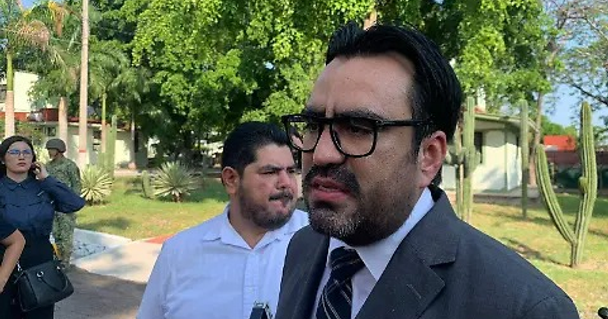 Alcalde Juan de Dios Gámez Mendívil en conferencia de prensa al aire libre en Culiacán