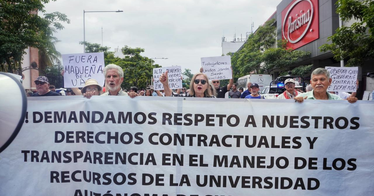 Manifestación de jubilados de la UAS en Culiacán exigiendo derechos contractuales y transparencia.