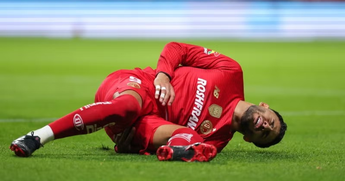 Alexis Vega lesionado en el suelo durante el partido Toluca vs Pachuca