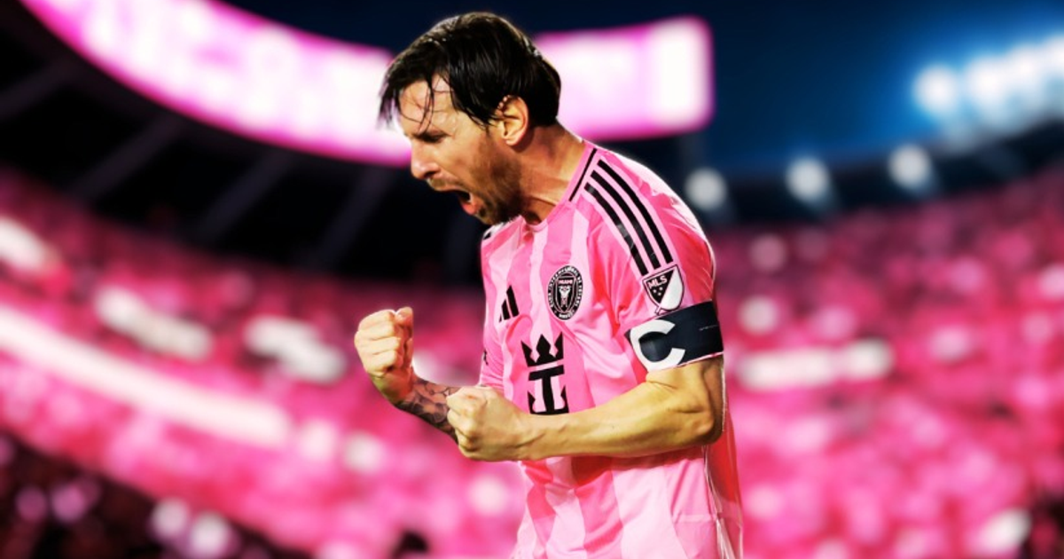 Lionel Messi celebrando con la camiseta rosa del Inter de Miami en un estadio