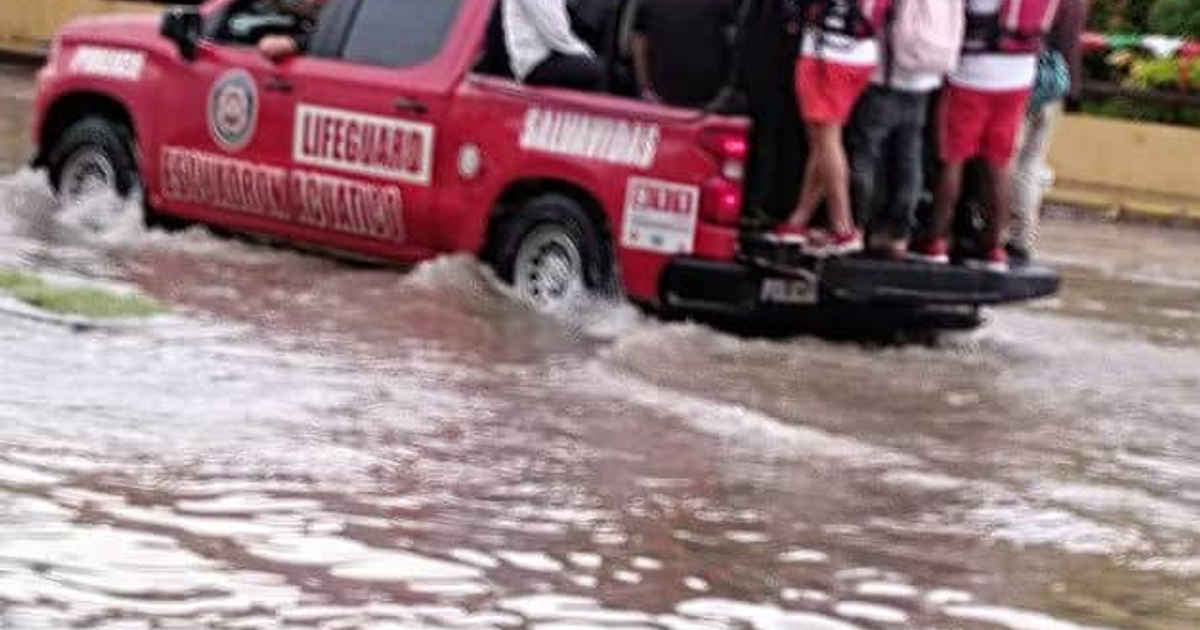 Camioneta de rescate roja en inundaciones de Mazatlán con personas a bordo