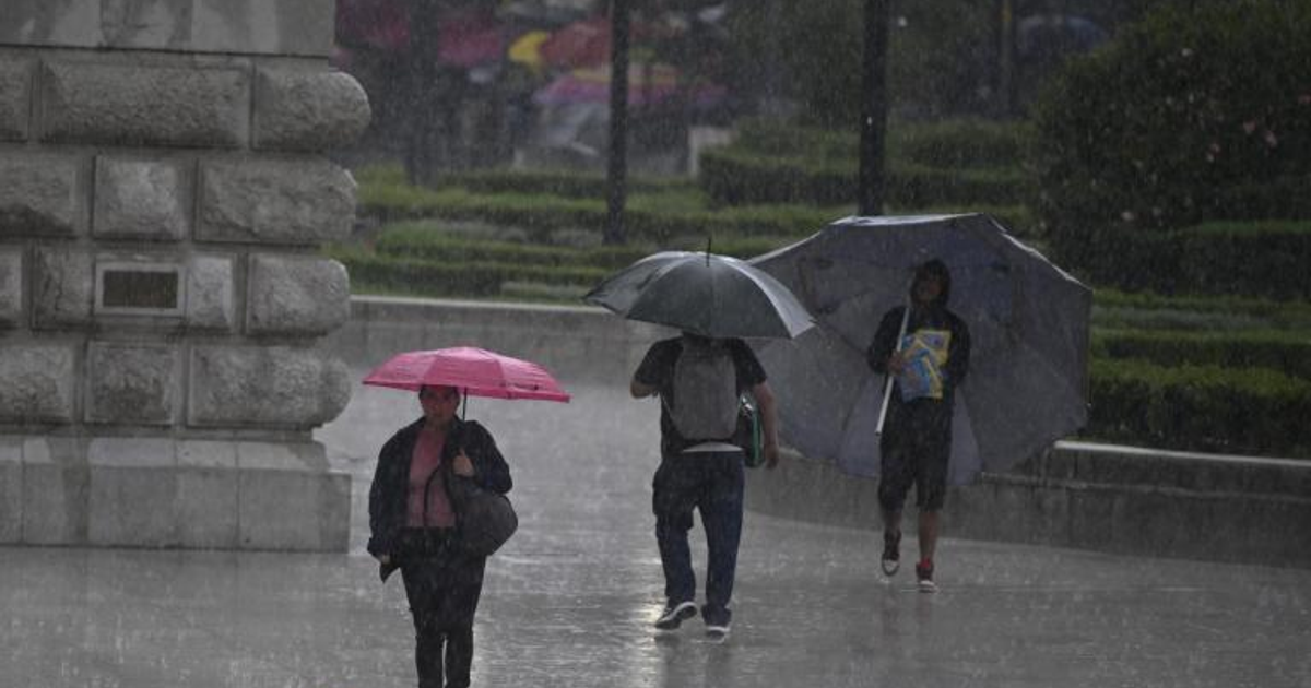 Personas con paraguas caminando bajo la lluvia en Sinaloa