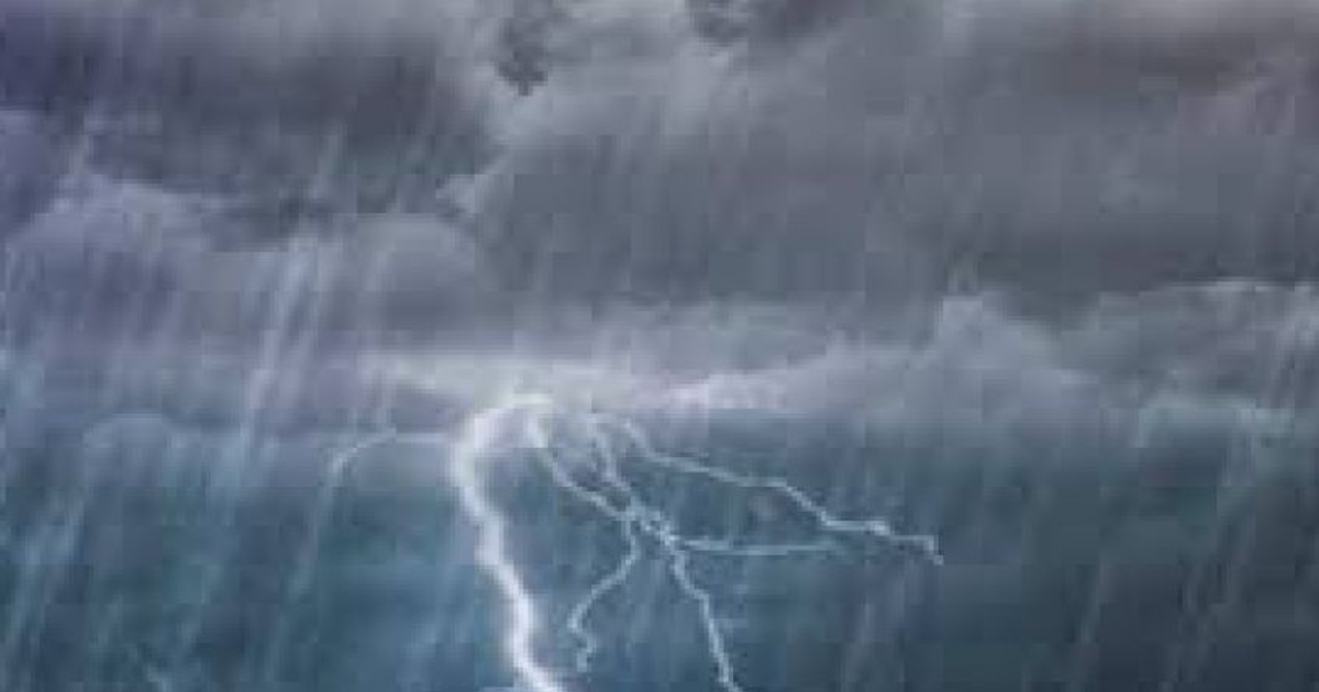 Paisaje de tormenta en Sinaloa con nubes oscuras, lluvia y un rayo.