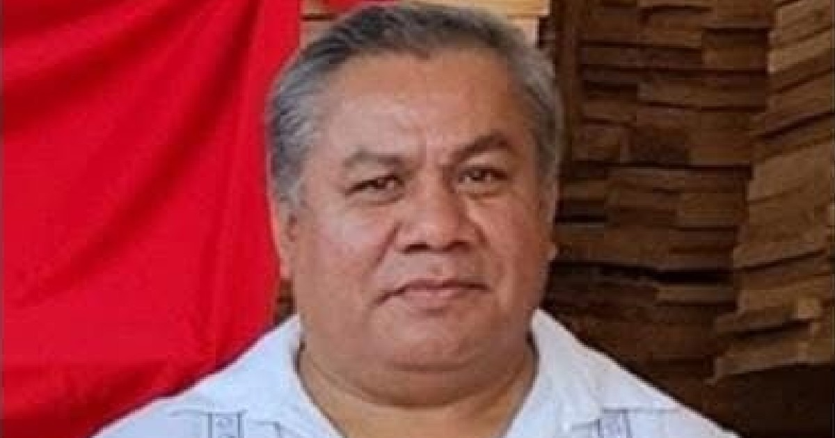 Fondo de madera apilada y tela roja, relacionado con el caso del párroco Bertoldo Pantaleón Estrada en Guerrero.