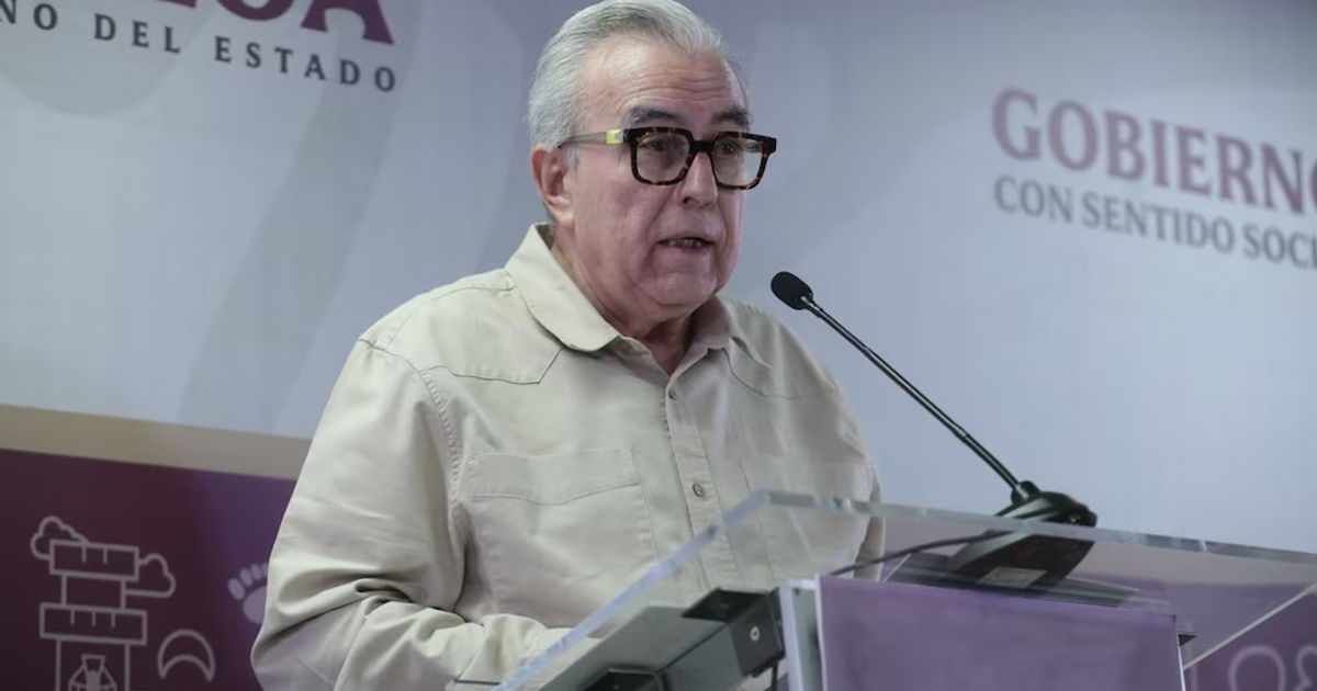 Hombre en conferencia de prensa sobre enfrentamiento en Culiacán