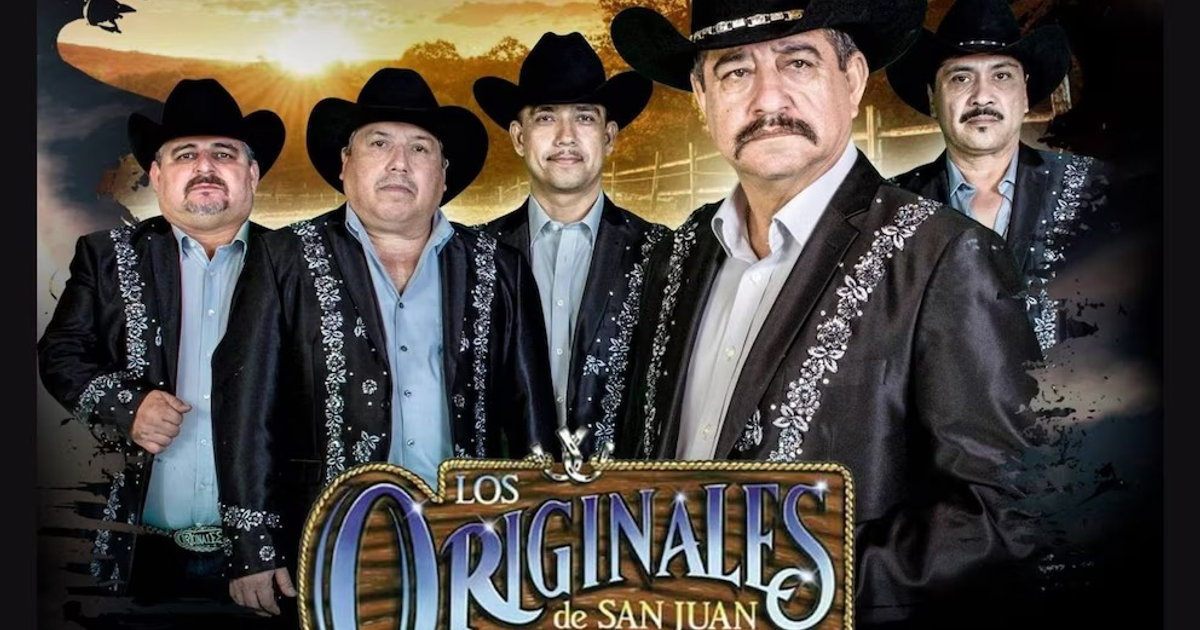 Grupo Los Originales de San Juan posando con trajes mexicanos en la Feria de Apatzingán