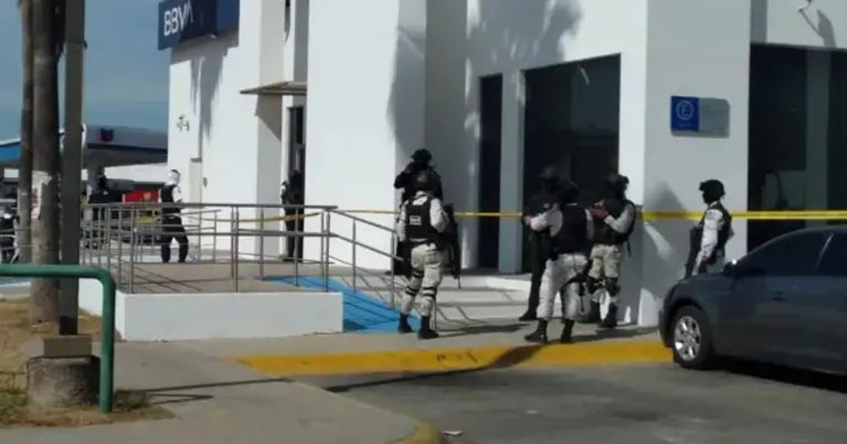 Fuerzas de seguridad en operativo en sucursal BBVA de Culiacán tras intento de robo y homicidio.