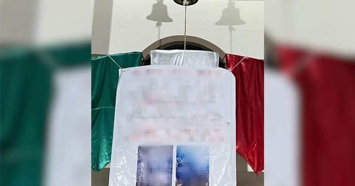 Banderas mexicanas y campana en contexto cultural festivo