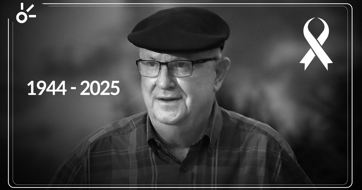 Homenaje a Manuel Lapuente Díaz, entrenador de fútbol mexicano, con fechas 1944-2025 y lazo conmemorativo.