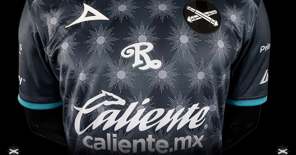 Camiseta deportiva de Mazatlán FC con diseño de combate naval y fuegos artificiales