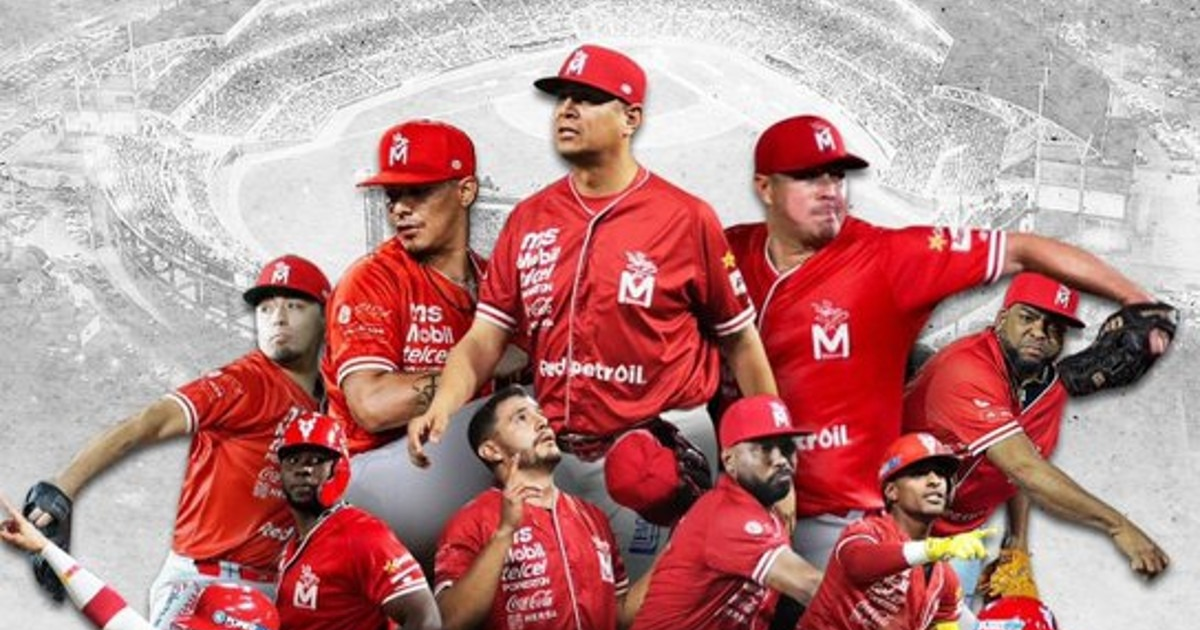 Jugadores de los Charros de Jalisco en acción durante un partido de béisbol en Utah.