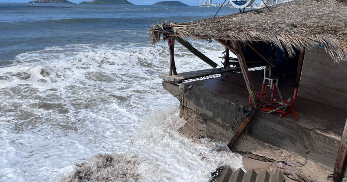 Estructura costera en Mazatlán afectada por erosión tras huracán Priscilla