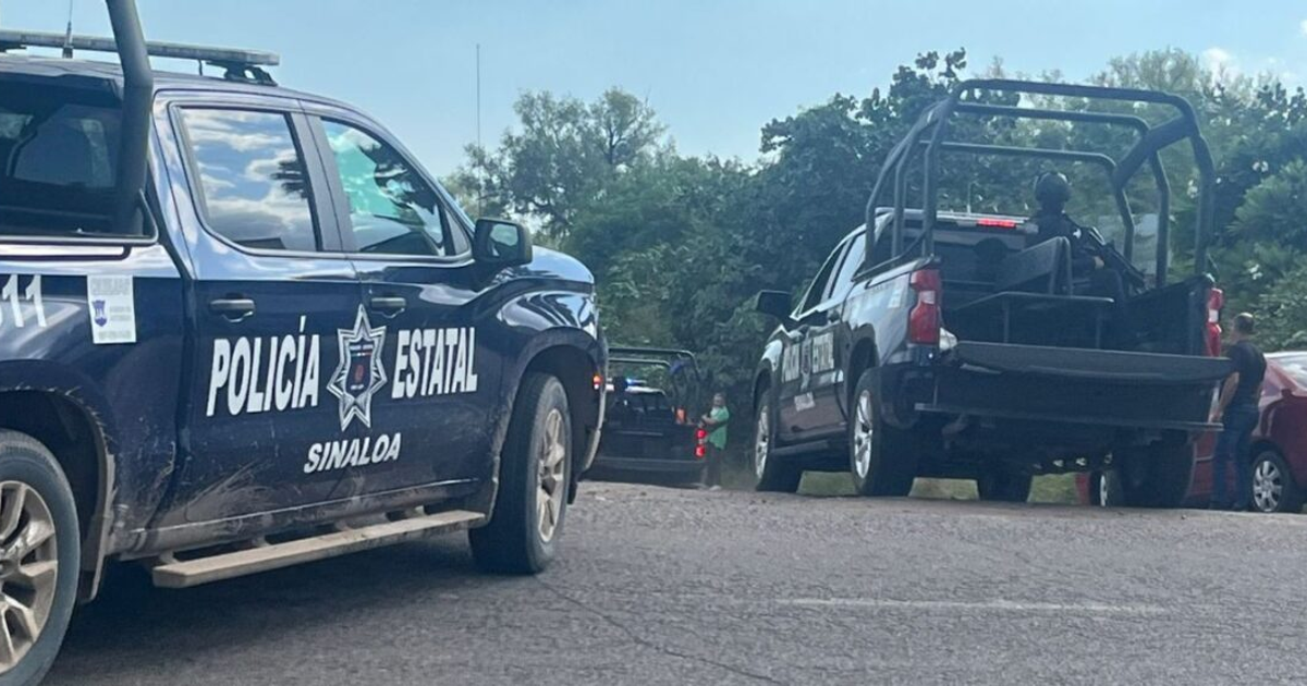 Camionetas de la Policía Estatal de Sinaloa en un entorno rural, relacionadas con un operativo tras un incidente en Mazatlán.