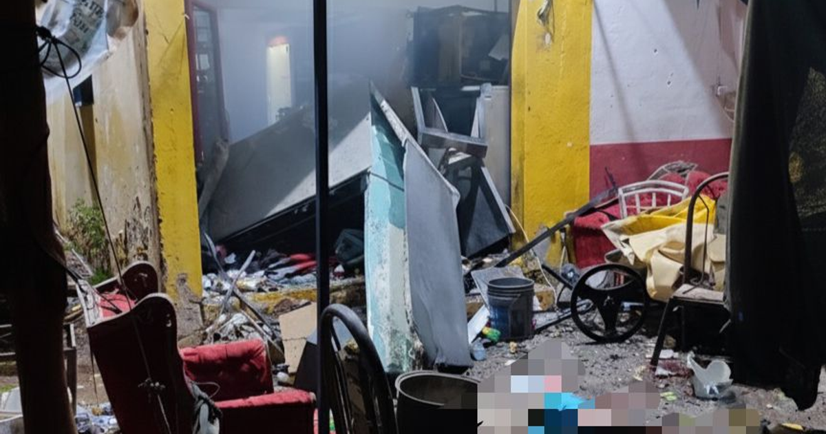 Escombros y muebles dañados tras explosión en Mazatlán