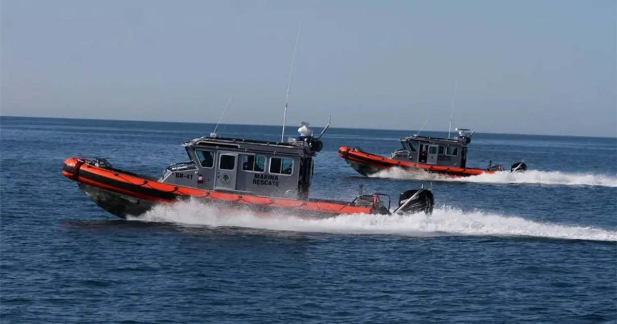 Embarcaciones de rescate en el mar durante operativo de protección a menores jornaleros agrícolas.
