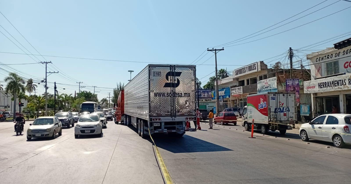 Tráfico en la avenida Gabriel Leyva con un camión en el centro, escenario de un accidente fatal en Mazatlán.