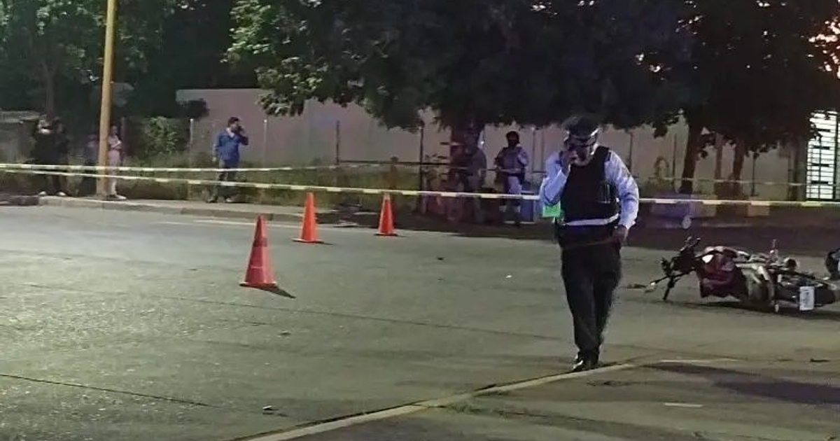Escena de accidente de motocicleta en Culiacán con policía y motocicleta caída