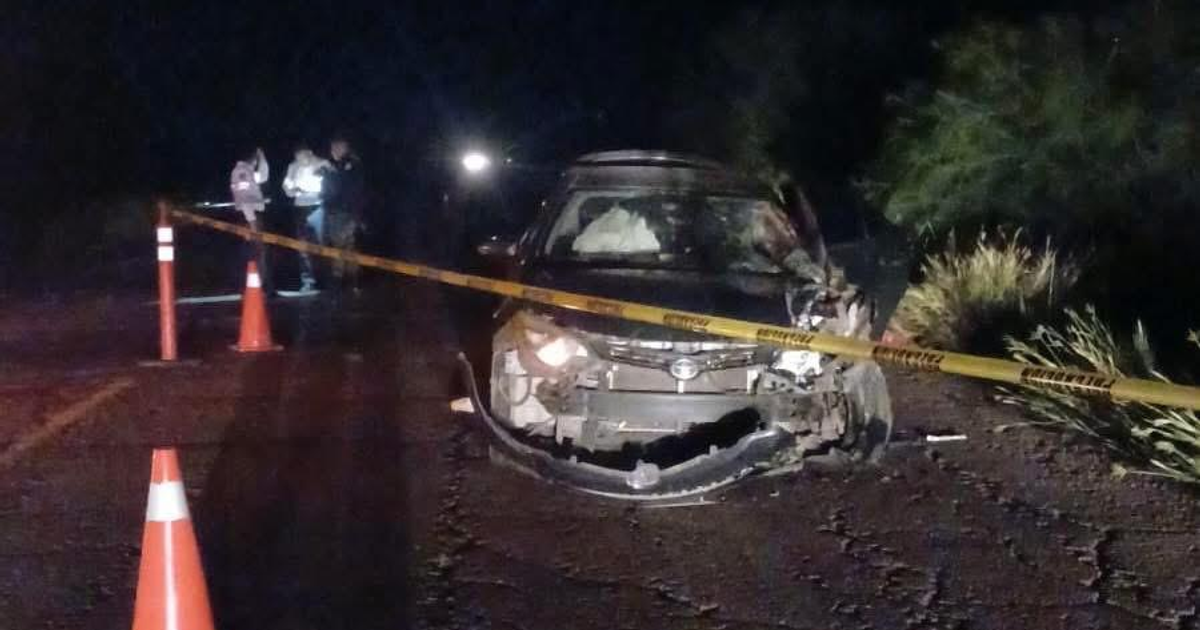 Vehículo dañado en accidente nocturno en carretera Los Mochis–El Fuerte