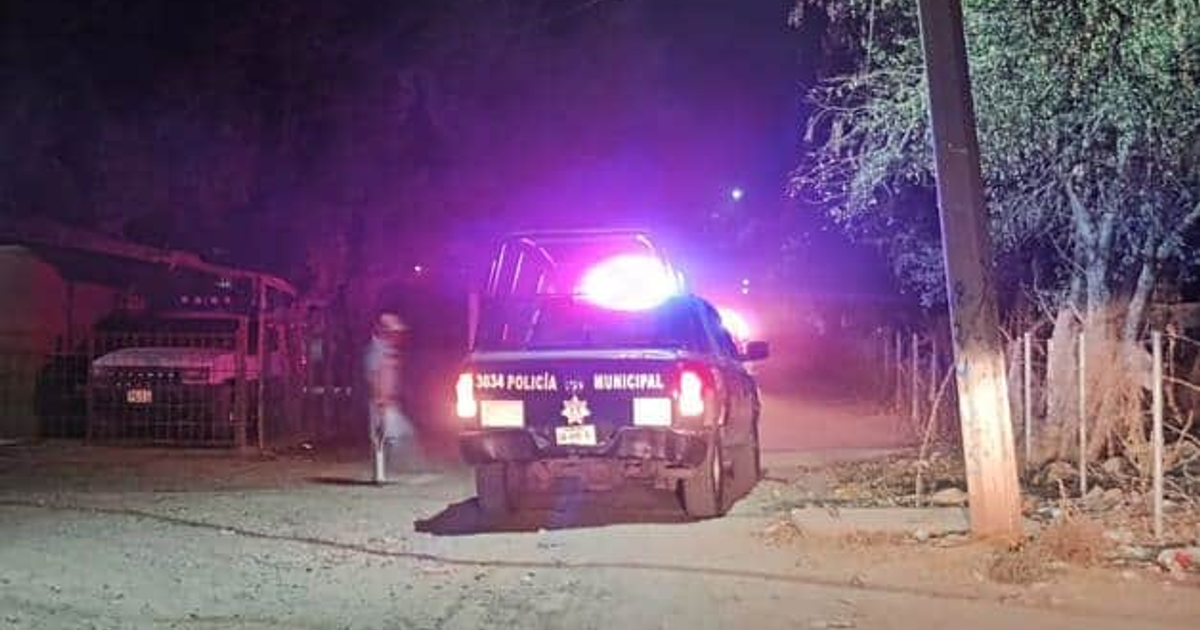 Vehículo de policía municipal con luces encendidas en Culiacán, Sinaloa, tras asesinato nocturno.