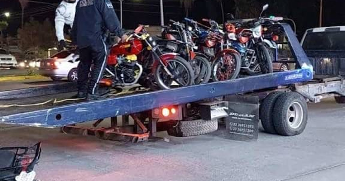 Camión de remolque con motocicletas en operativo de tránsito en Ahome, Sinaloa.