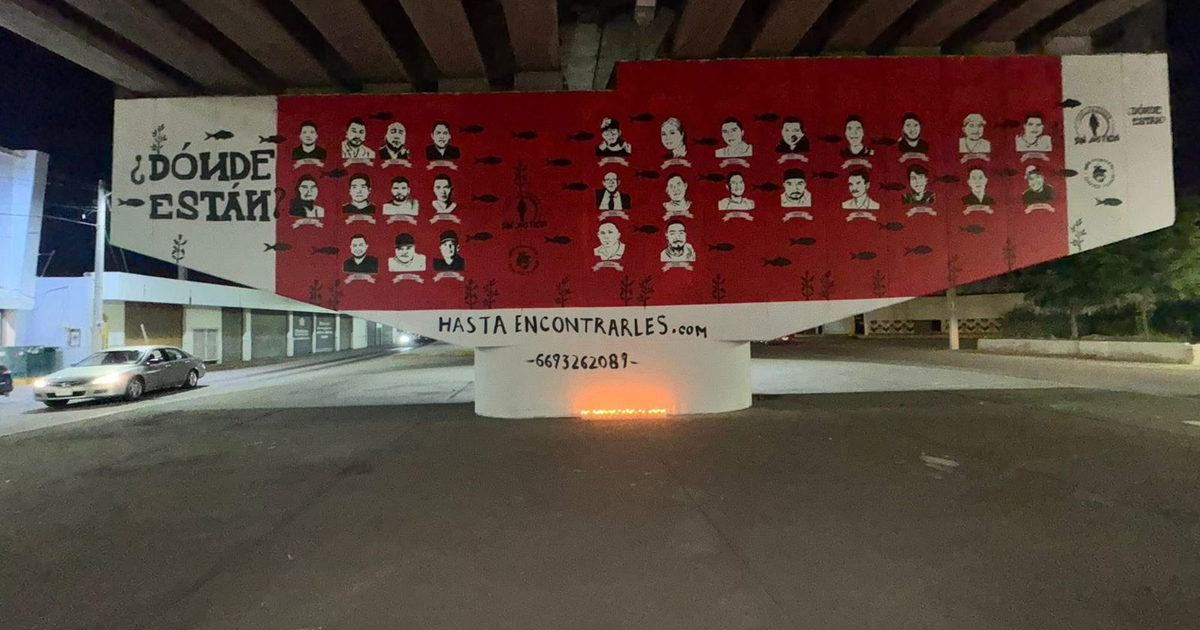 Mural de personas desaparecidas bajo el puente Colosio Murrieta en Mazatlán, con retratos en blanco y negro sobre fondo rojo.