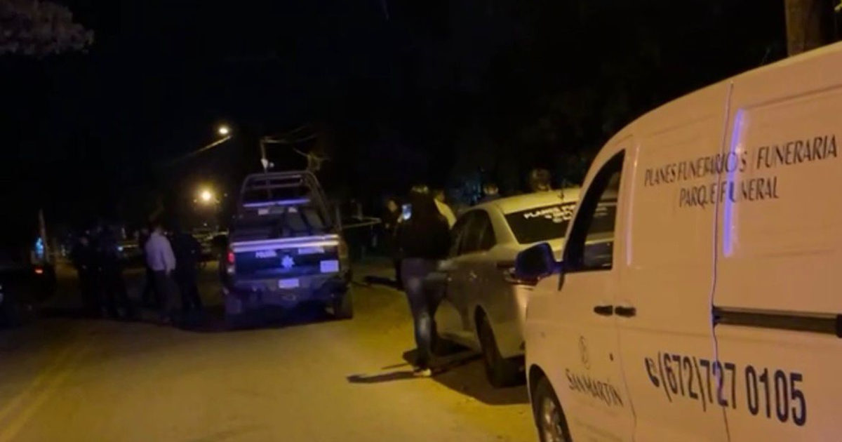 Escena nocturna con vehículos policiales y funerarios en Navolato, Sinaloa