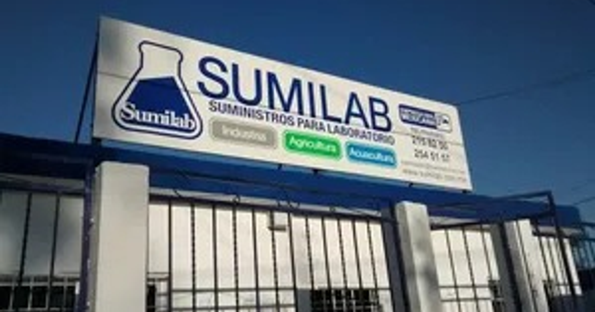 Cartel de Sumilab en Culiacán, Sinaloa, con sectores de industrias, agroquímica y acuicultura.