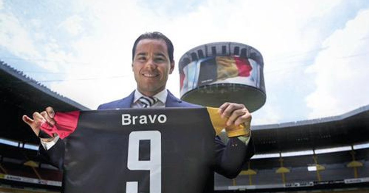 Omar Bravo sonriente con camiseta de fútbol en estadio antes de su detención.
