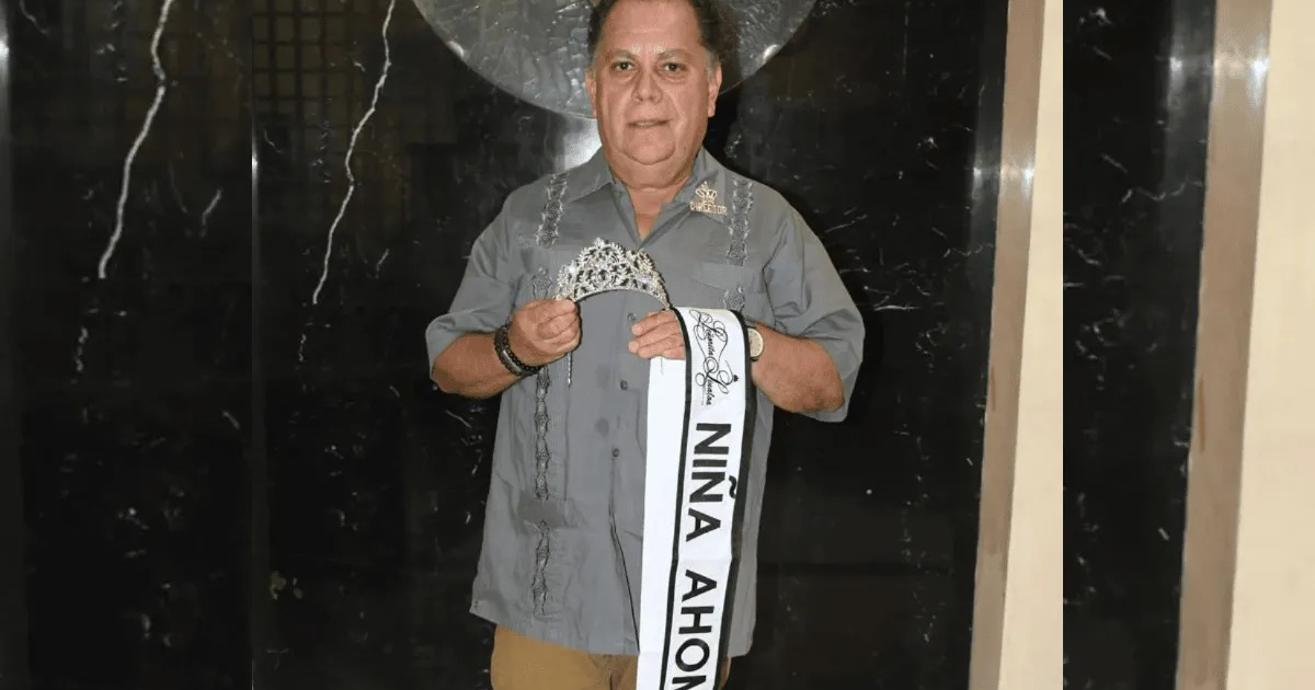 Persona con tiara y banda 'NIÑA AHORA', homenaje a Omar Corrales Heredia