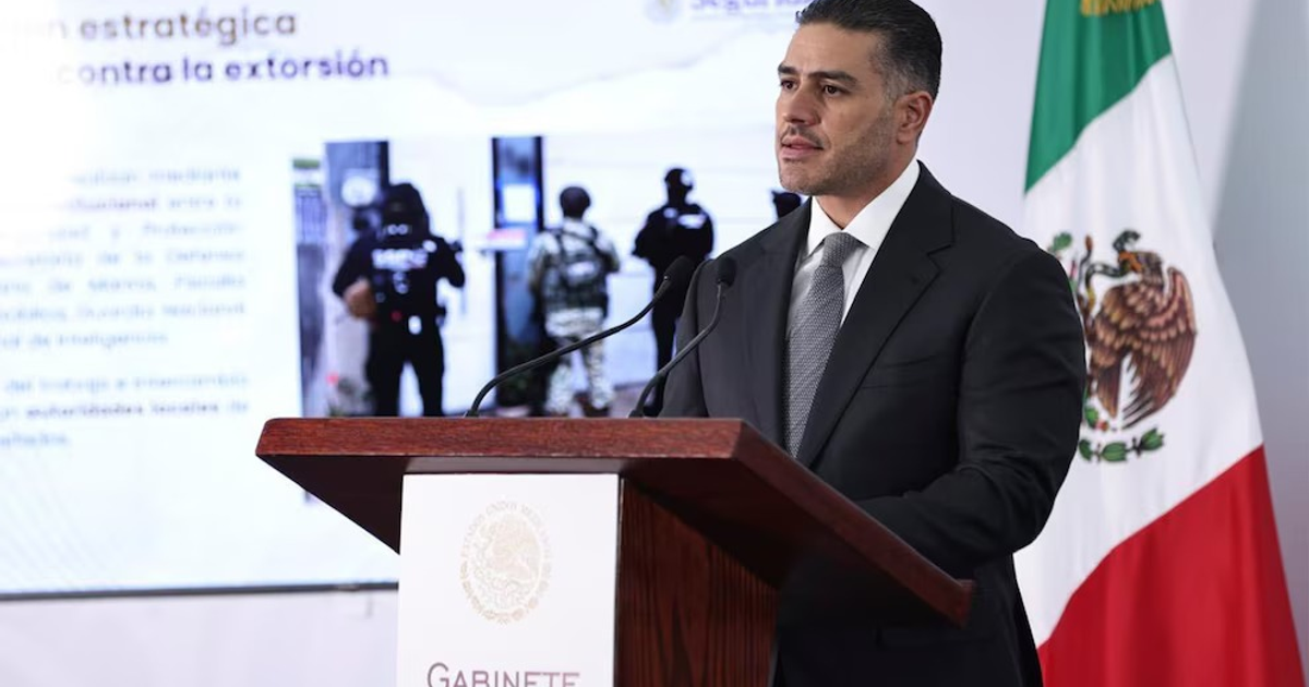 Omar García Harfuch en conferencia de prensa sobre estrategia contra la extorsión en Mazatlán