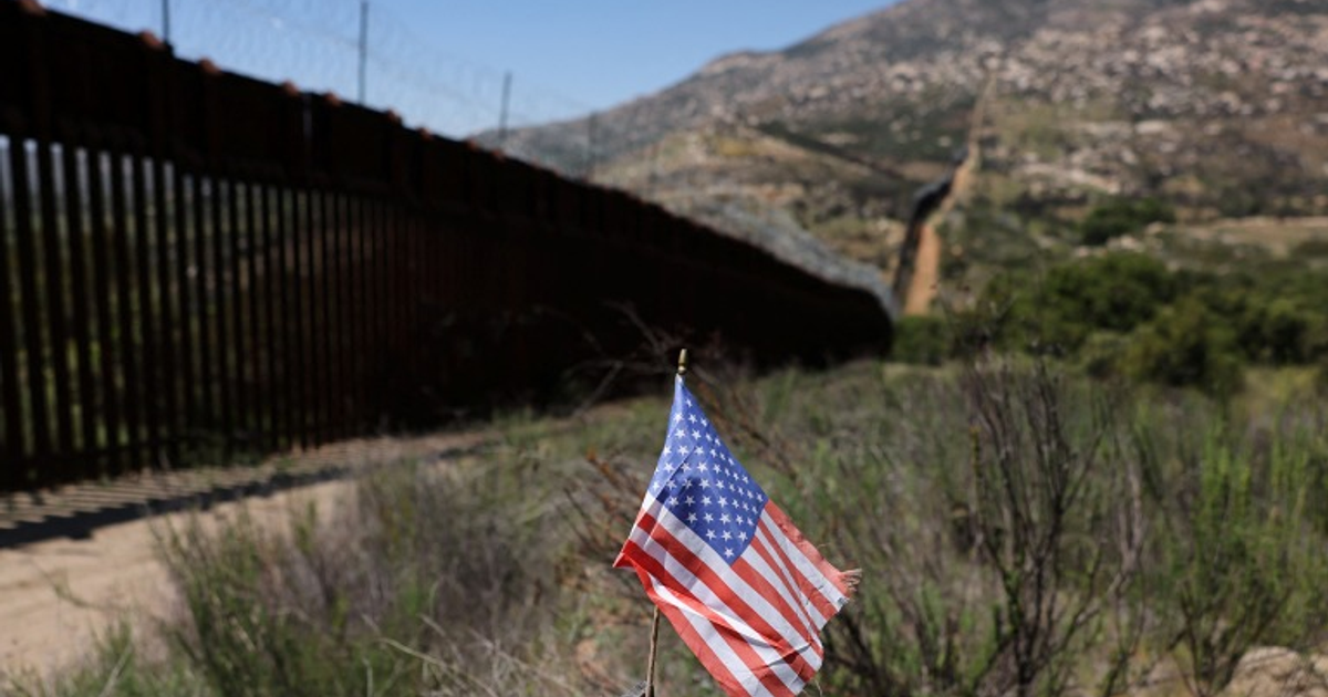 Valla fronteriza con bandera de EE.UU. en el Valle del Río Grande