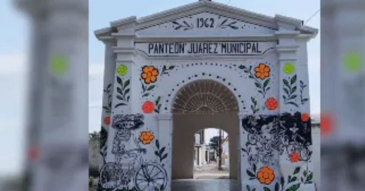 Entrada del Panteón Juárez Municipal decorada para el Día de Muertos en Escuinapa, Sinaloa.