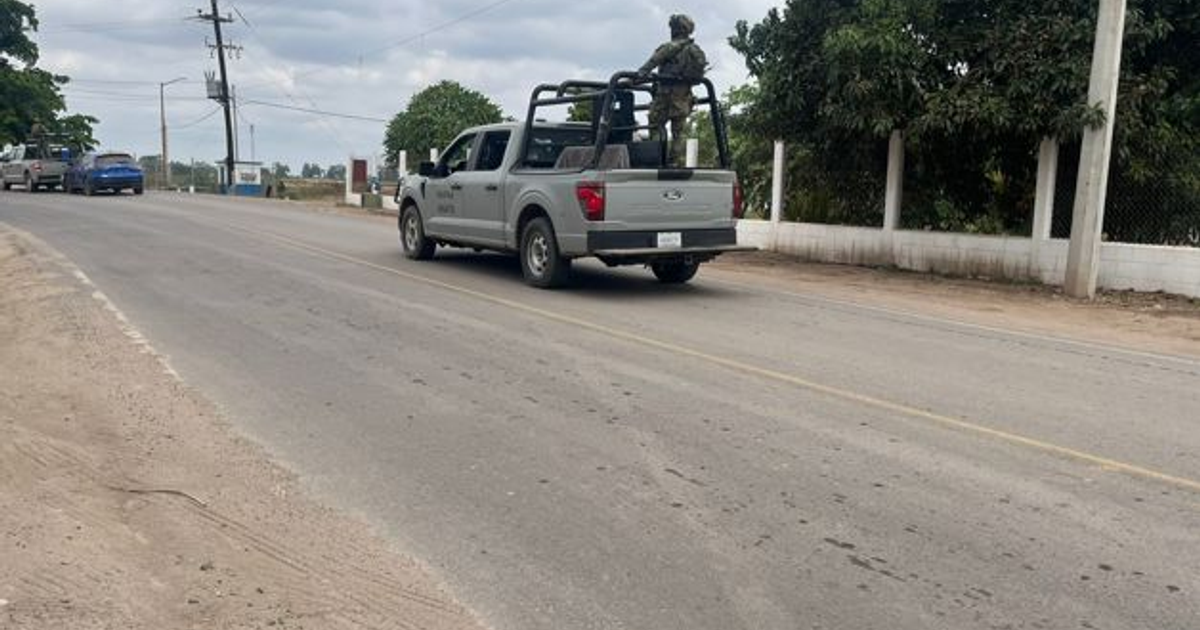 Carretera en Navolato con camioneta de seguridad durante operativo de la Marina