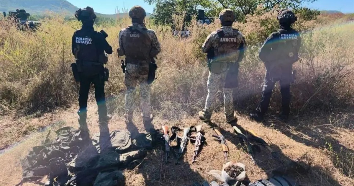 Fuerzas de seguridad en operativo en Tepuche con armas decomisadas en el suelo