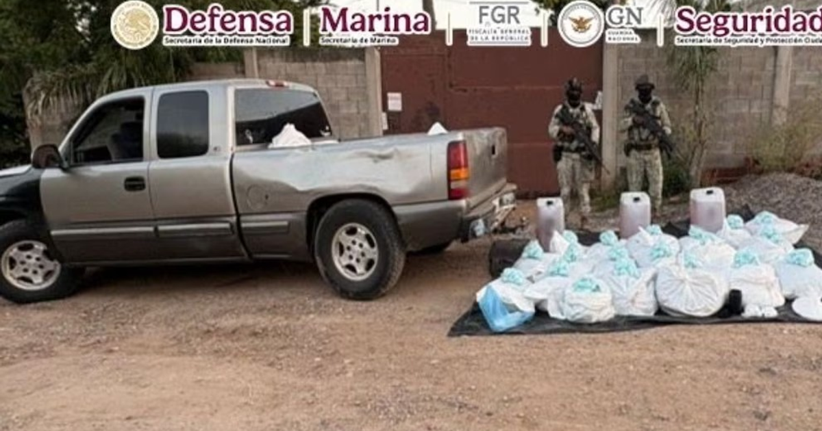 Camioneta gris con bultos y agentes armados en operativo de seguridad en Culiacán